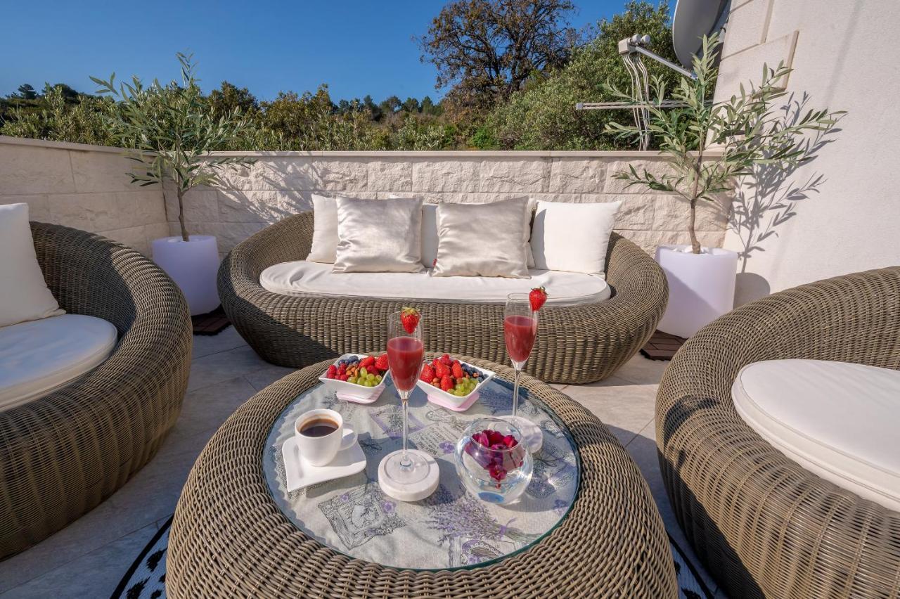 Uniquely Designed Villa Ivana With Outdoor Jacuzzi Nearby The Pebble Banje Beach At The Island Of Solta Rogač Extérieur photo