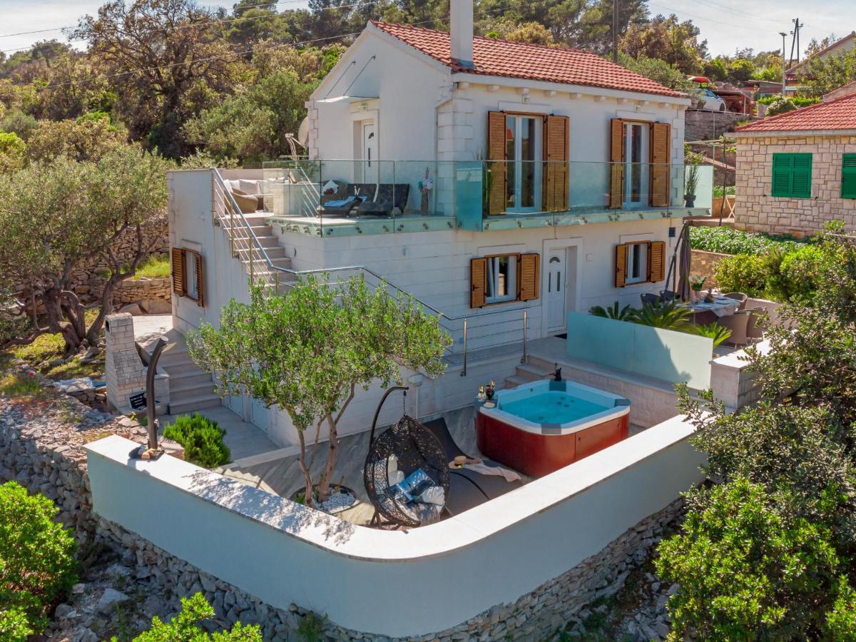 Uniquely Designed Villa Ivana With Outdoor Jacuzzi Nearby The Pebble Banje Beach At The Island Of Solta Rogač Extérieur photo