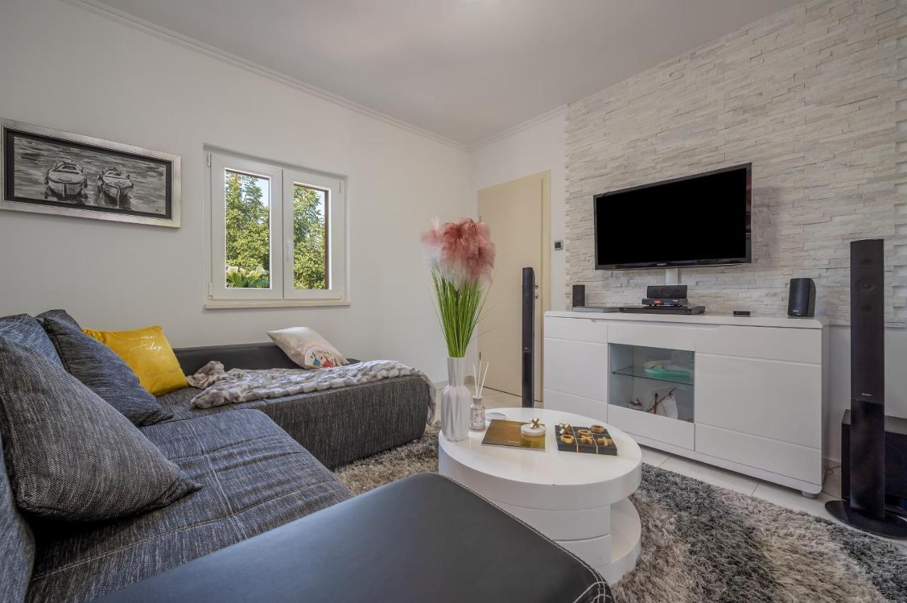 Uniquely Designed Villa Ivana With Outdoor Jacuzzi Nearby The Pebble Banje Beach At The Island Of Solta Rogač Extérieur photo