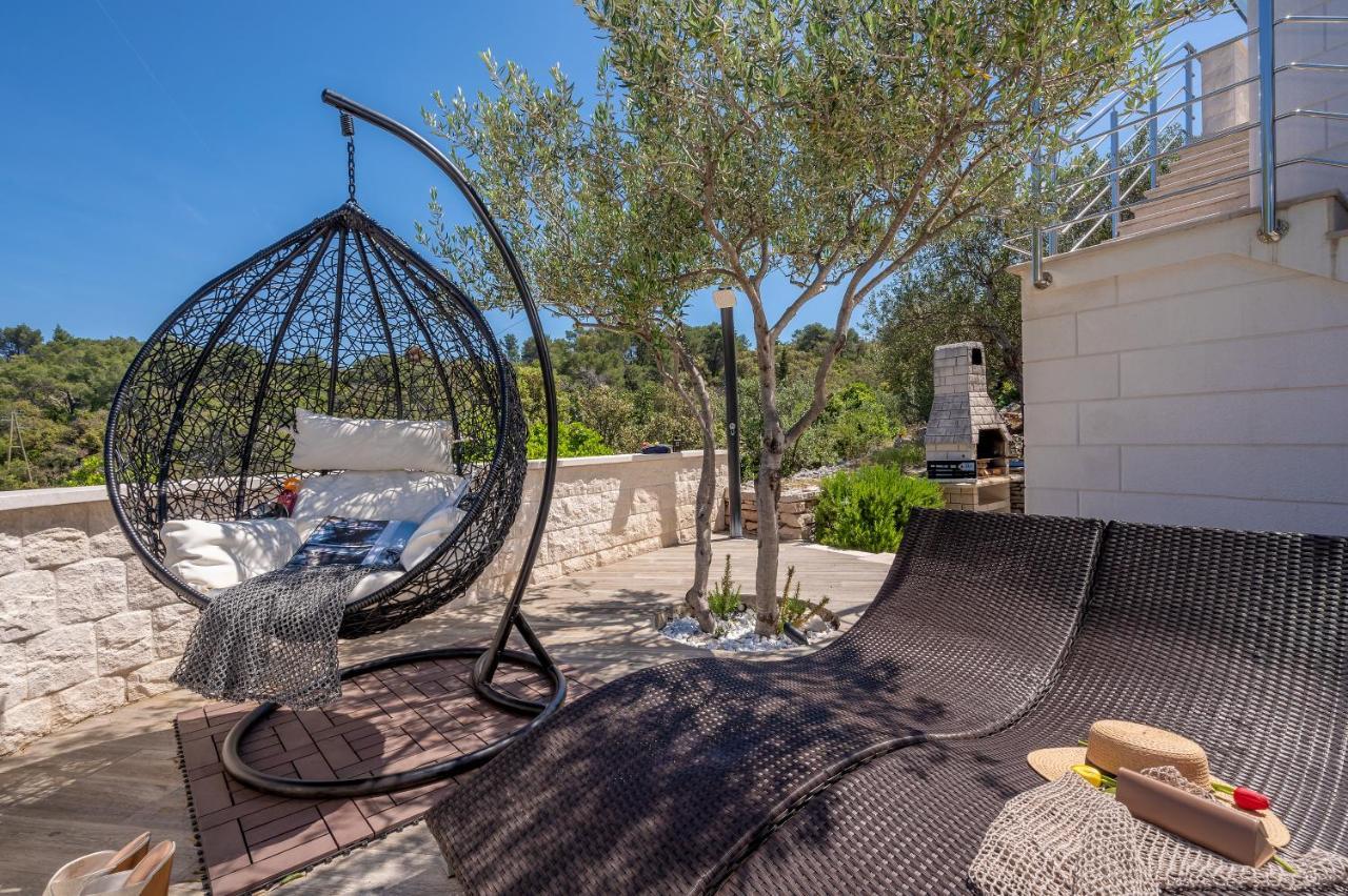 Uniquely Designed Villa Ivana With Outdoor Jacuzzi Nearby The Pebble Banje Beach At The Island Of Solta Rogač Extérieur photo