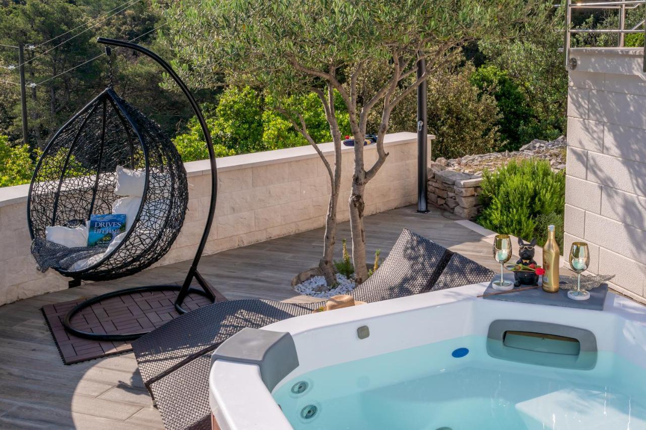 Uniquely Designed Villa Ivana With Outdoor Jacuzzi Nearby The Pebble Banje Beach At The Island Of Solta Rogač Extérieur photo
