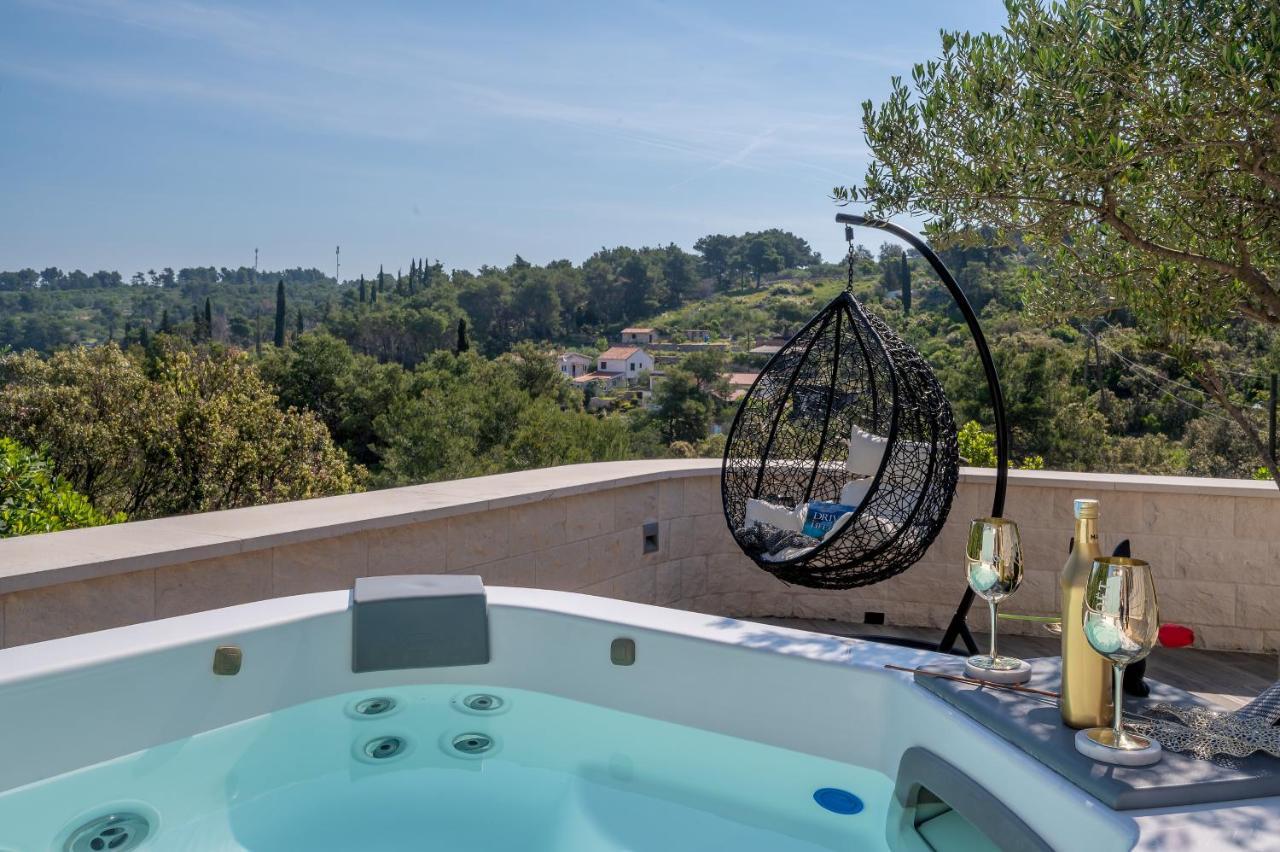 Uniquely Designed Villa Ivana With Outdoor Jacuzzi Nearby The Pebble Banje Beach At The Island Of Solta Rogač Extérieur photo
