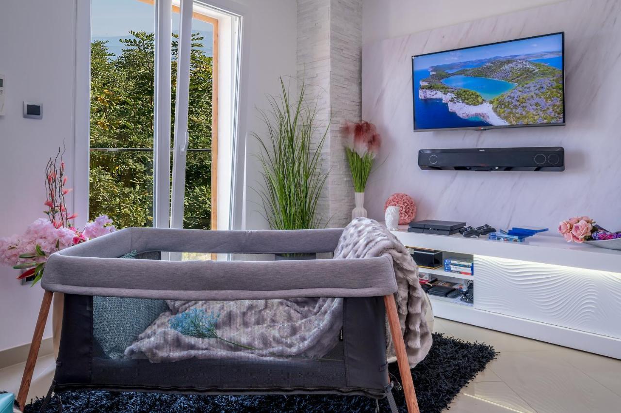 Uniquely Designed Villa Ivana With Outdoor Jacuzzi Nearby The Pebble Banje Beach At The Island Of Solta Rogač Extérieur photo